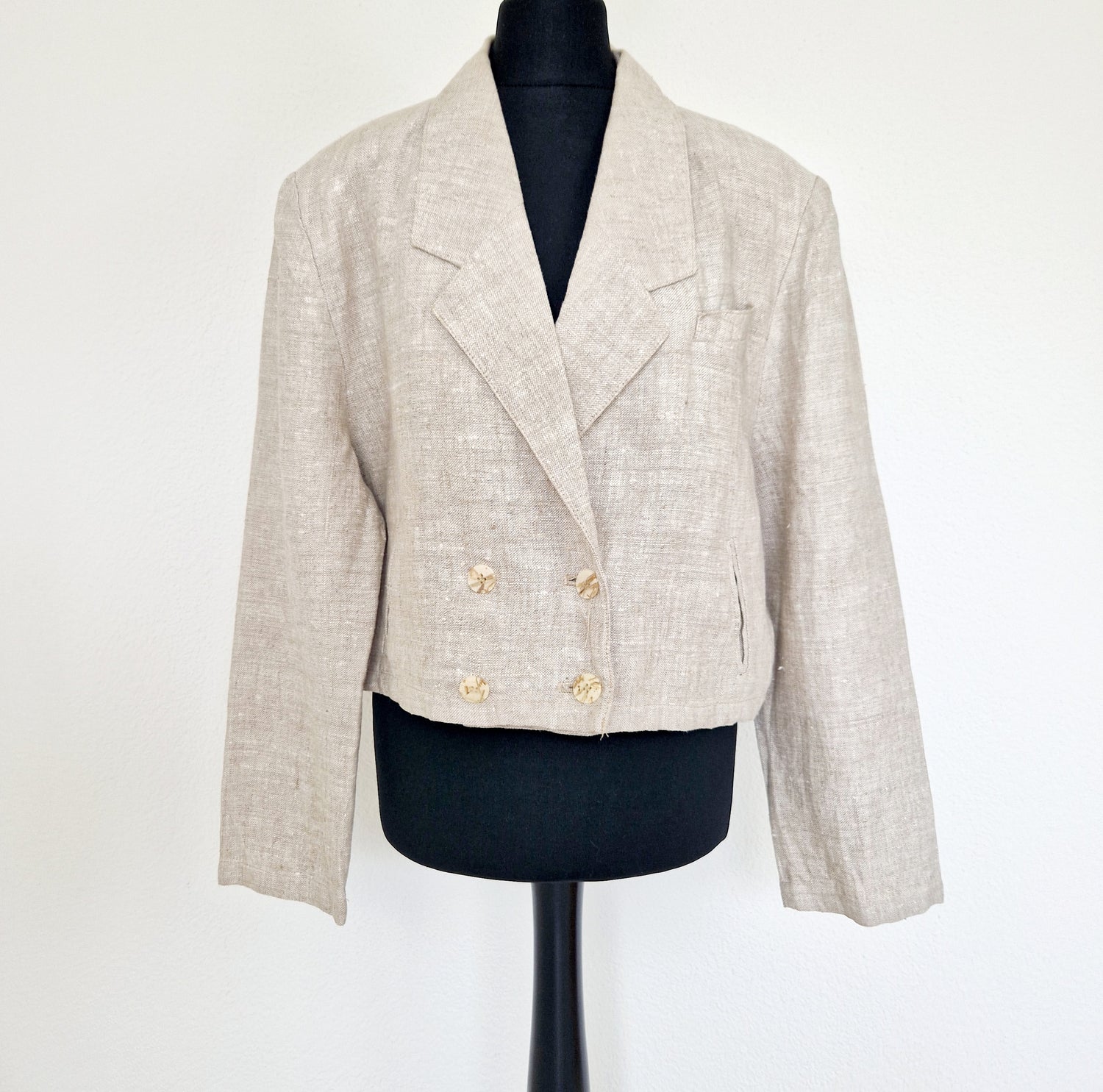 Einzigartiger und nachhaltiger Vintage Blazer in beige. Unique and sustainable vintage blazer in beige.
