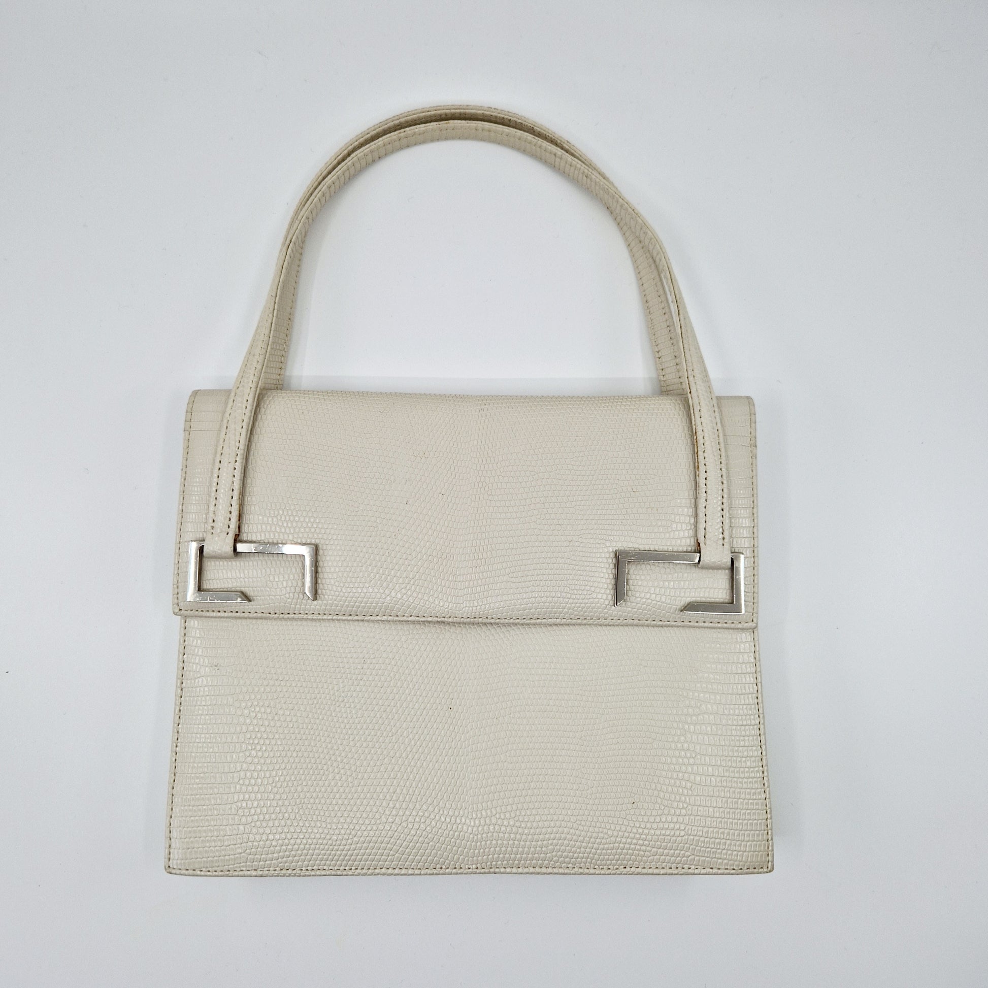 Einzigartige und nachhaltige Vintage Tasche in weiss mit Henkel. Unique and sustainable vintage bag in white with a handle. Front.
