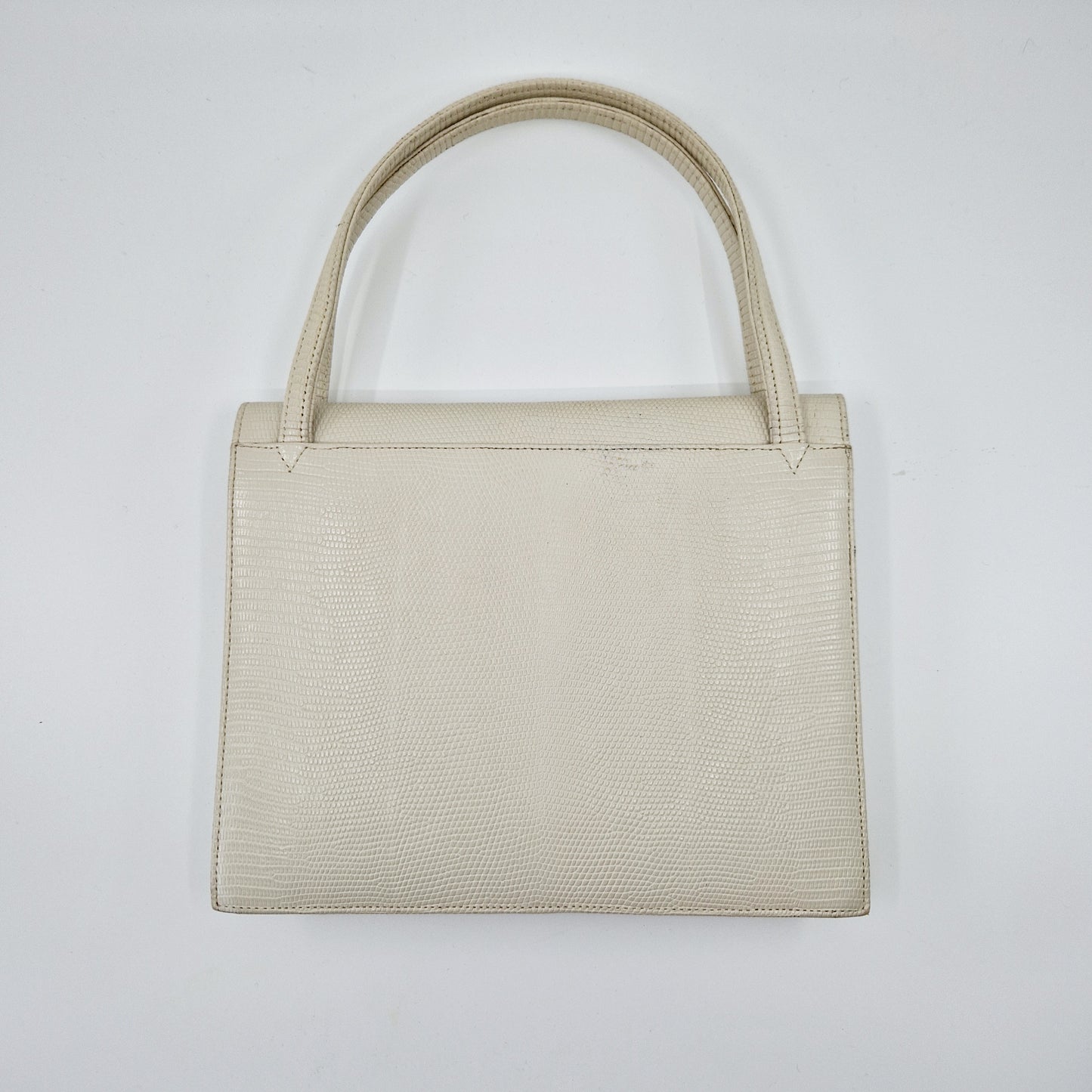 Einzigartige und nachhaltige Vintage Tasche in weiss mit Henkel. Unique and sustainable vintage bag in white with a handle. Back.