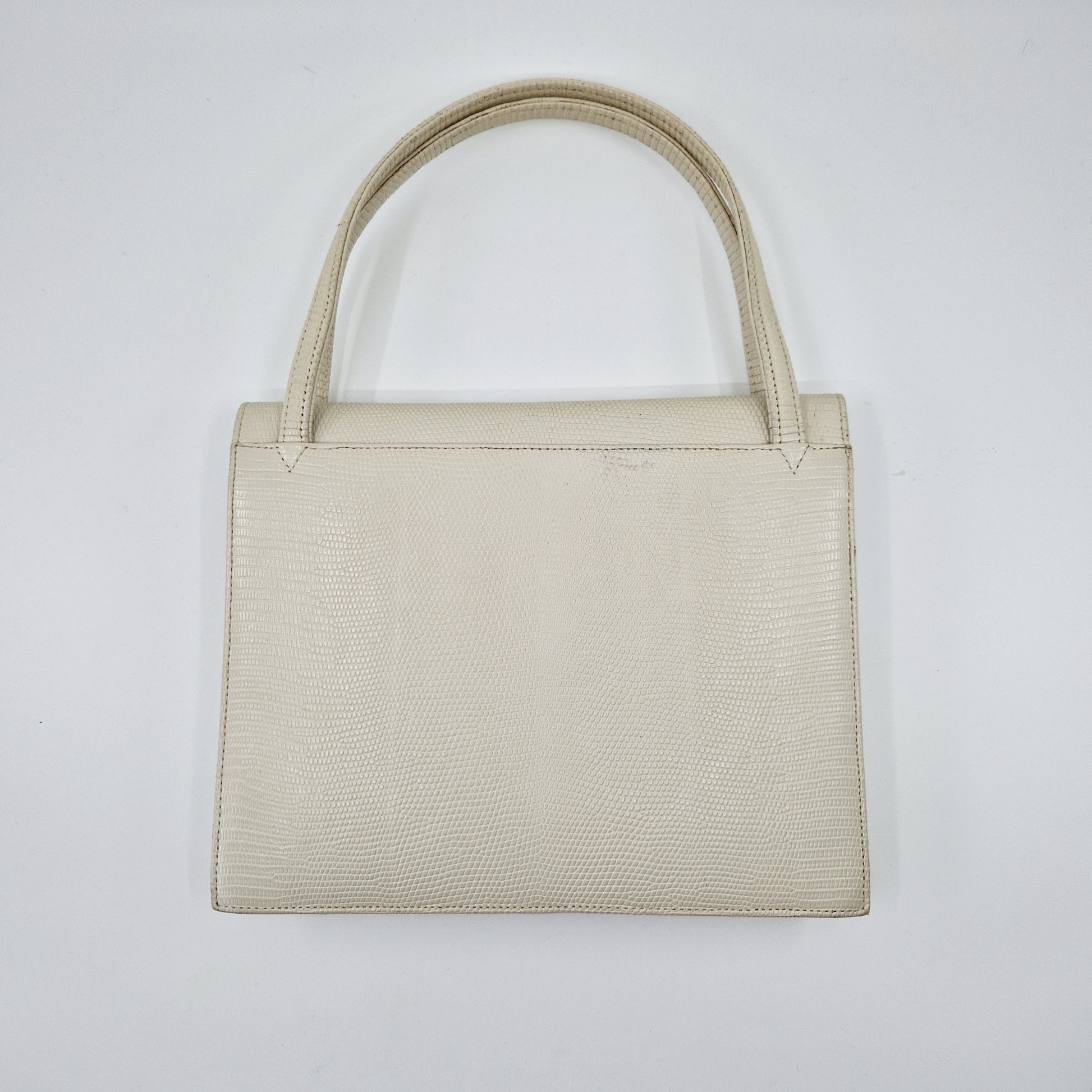 Einzigartige und nachhaltige Vintage Tasche in weiss mit Henkel. Unique and sustainable vintage bag in white with a handle. Back.