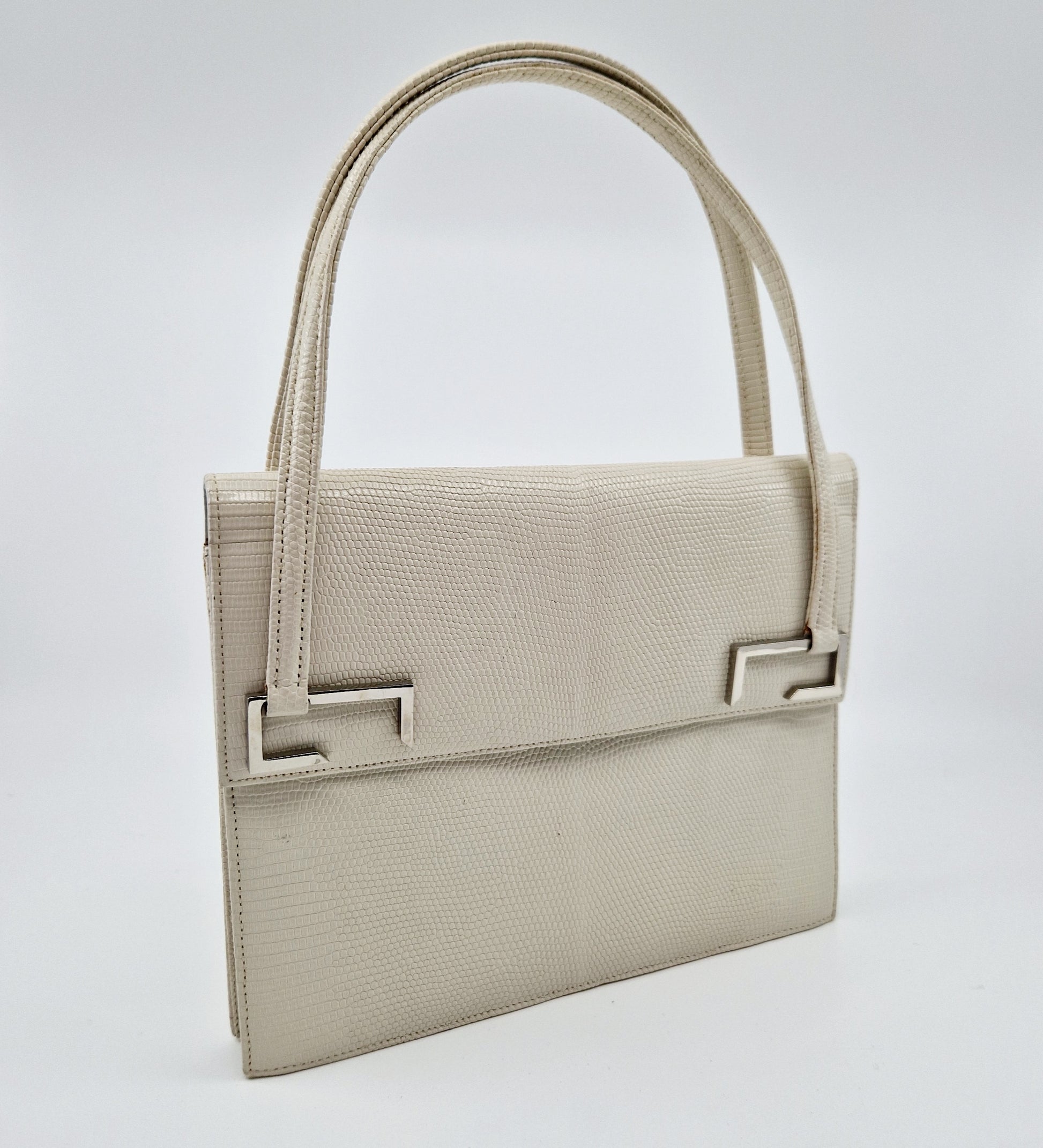 Einzigartige und nachhaltige Vintage Tasche in weiss mit Henkel. Unique and sustainable vintage bag in white with a handle. Side.