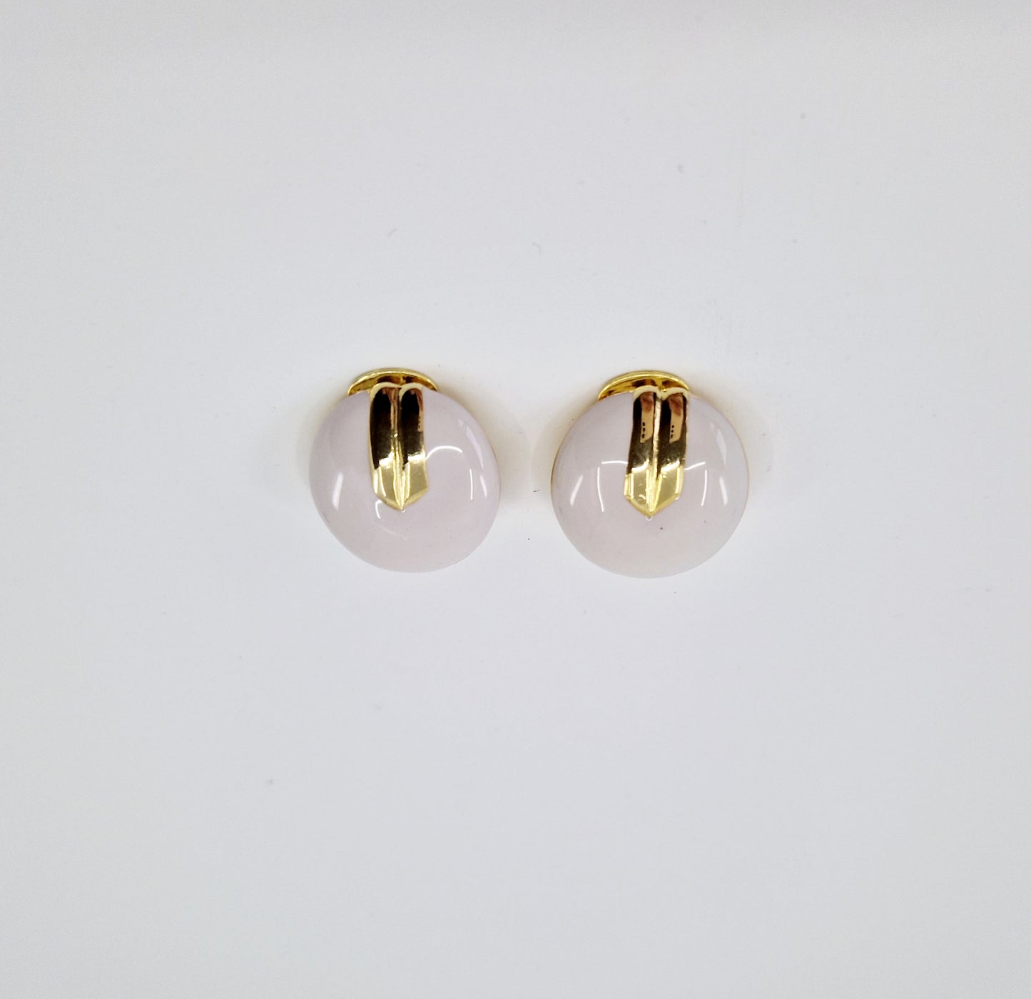 Einzigartige und nachhaltige Vintage Ohrringe in weiss-gold. Unique and sustainable vintage earringe in white and gold. Front.