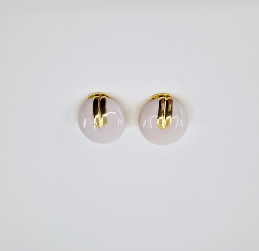 Einzigartige und nachhaltige Vintage Ohrringe in weiss-gold. Unique and sustainable vintage earringe in white and gold. Front.