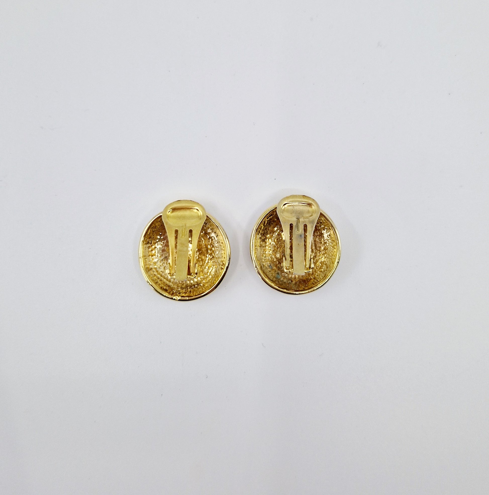 Einzigartige und nachhaltige Vintage Ohrringe in weiss-gold. Unique and sustainable vintage earringe in white and gold. Back.