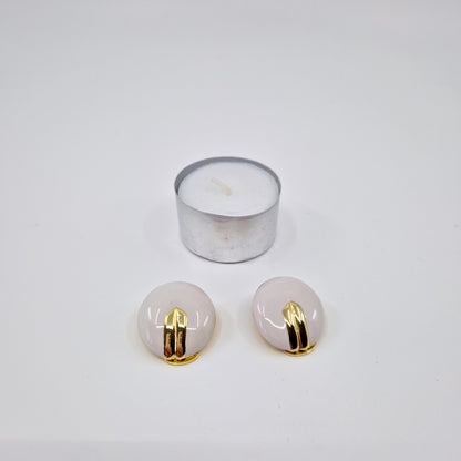 Einzigartige und nachhaltige Vintage Ohrringe in weiss-gold. Unique and sustainable vintage earringe in white and gold. Token of scale.