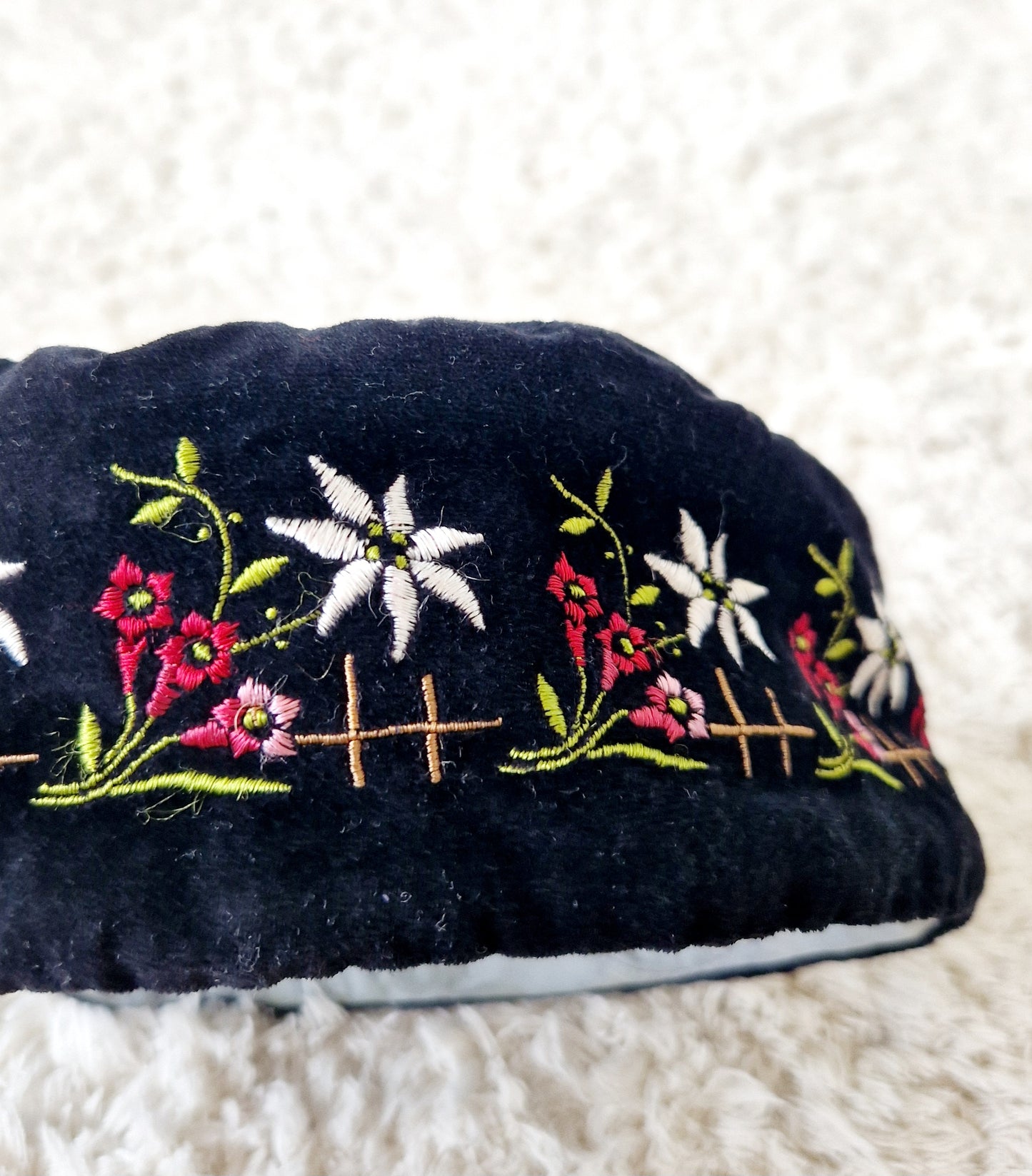 Einzigartiger und nachhaltiger Vintage Hut in schwarz mit Edelweiss. Unique and sustainable vintage hat in black with Edelweiss. Close-up.