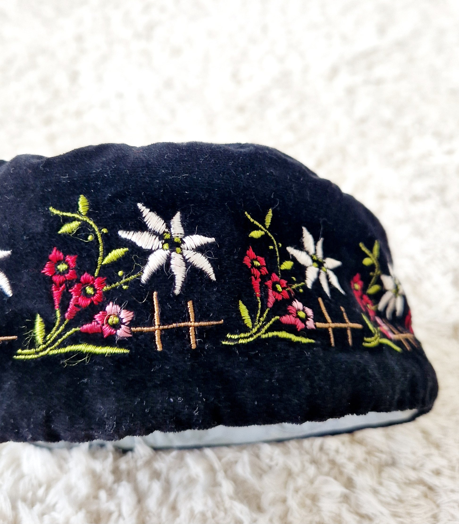 Einzigartiger und nachhaltiger Vintage Hut in schwarz mit Edelweiss. Unique and sustainable vintage hat in black with Edelweiss. Close-up.