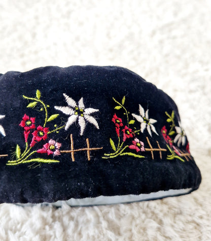 Einzigartiger und nachhaltiger Vintage Hut in schwarz mit Edelweiss. Unique and sustainable vintage hat in black with Edelweiss. Close-up.