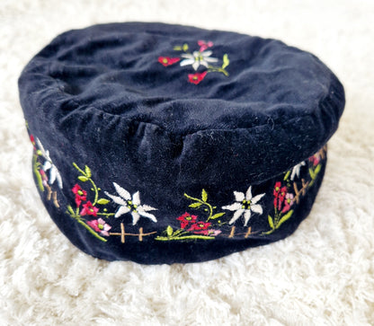 Einzigartiger und nachhaltiger Vintage Hut in schwarz mit Edelweiss. Unique and sustainable vintage hat in black with Edelweiss. Side 2.