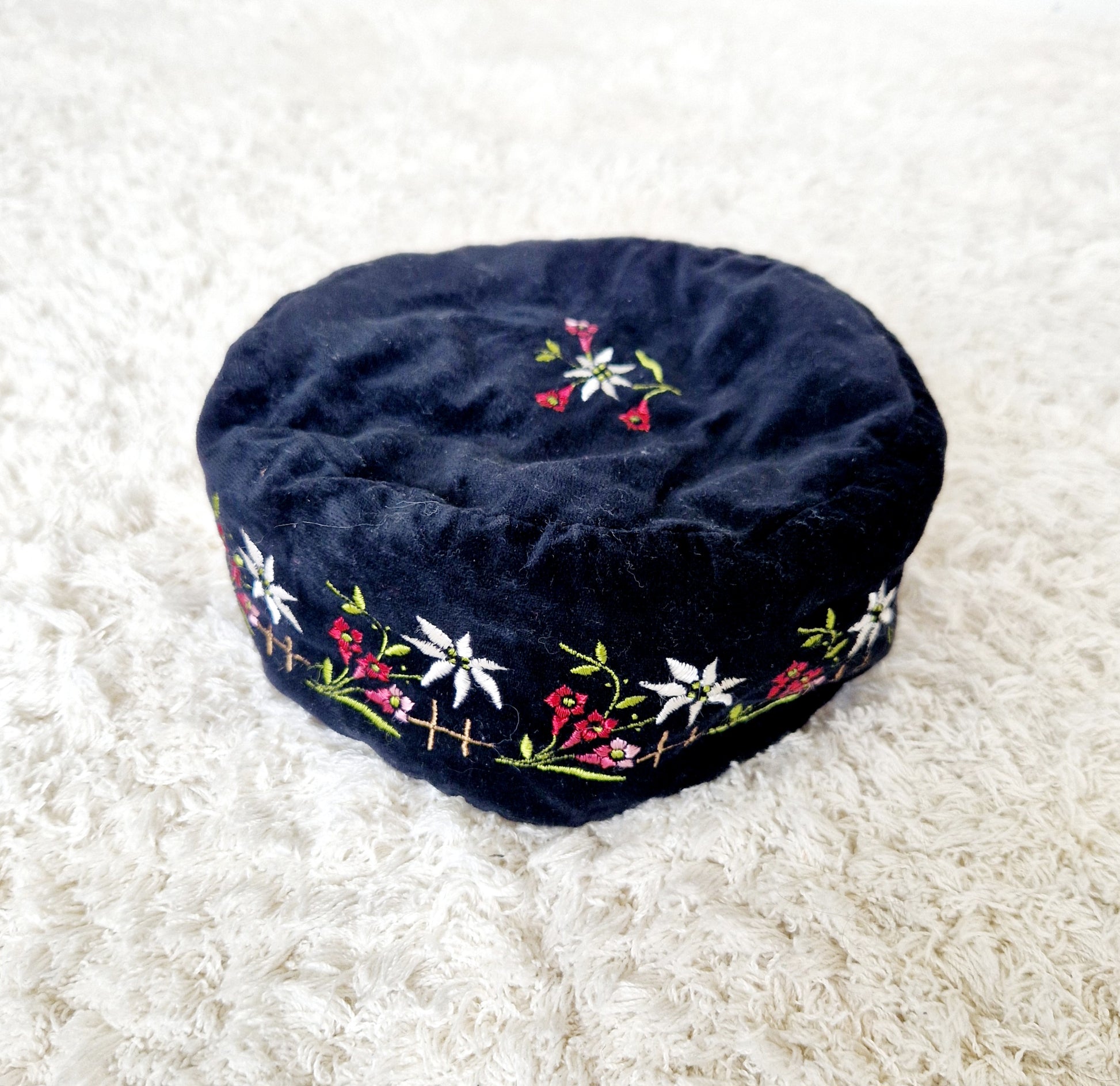 Einzigartiger und nachhaltiger Vintage Hut in schwarz mit Edelweiss. Unique and sustainable vintage hat in black with Edelweiss. Side.
