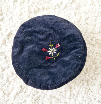 Einzigartiger und nachhaltiger Vintage Hut in schwarz mit Edelweiss. Unique and sustainable vintage hat in black with Edelweiss. Above.