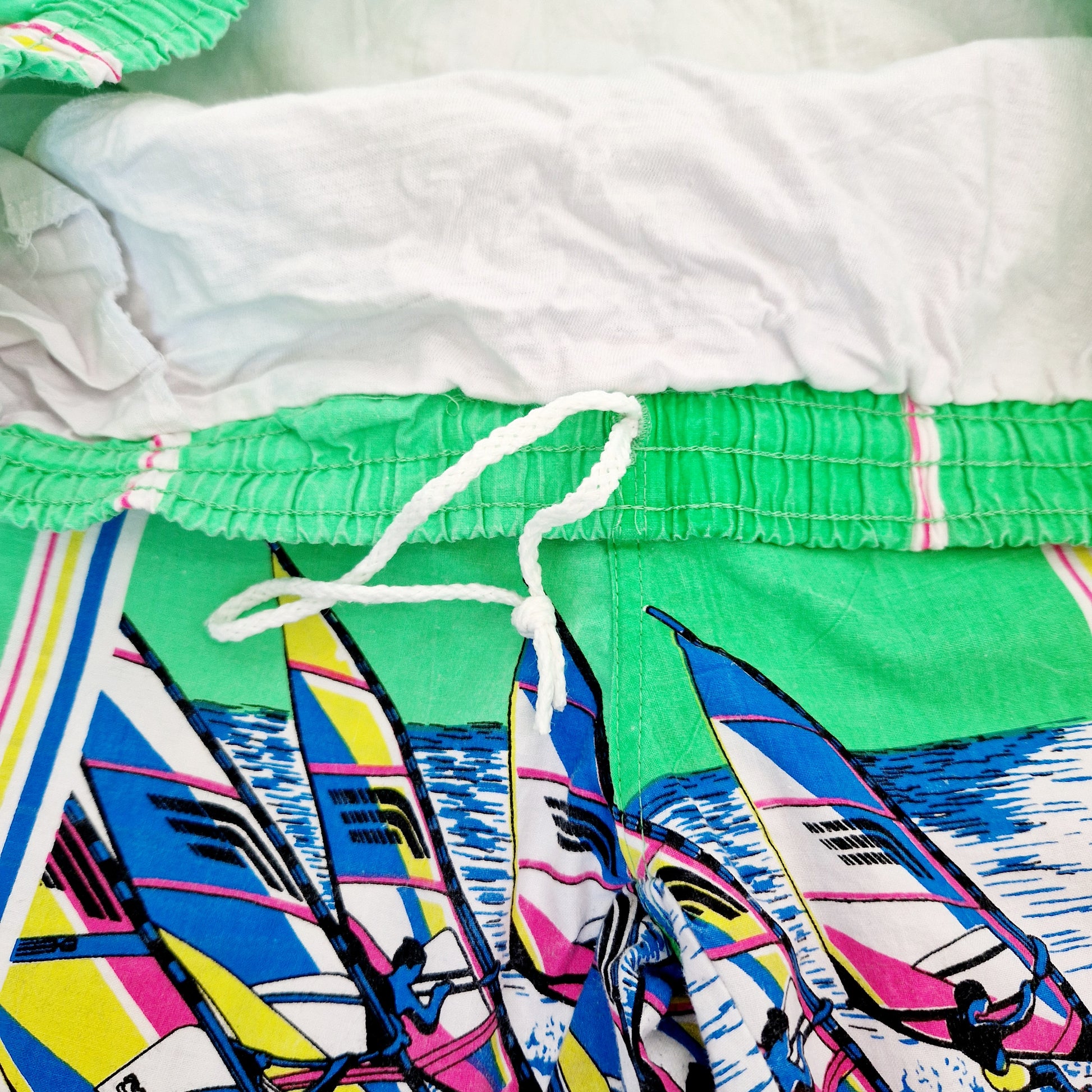 Einzigartige und nachhaltive Vintage Badehose mit Schallplatten. Unique and sustainable vintage swimming trunks with records. Close-up.