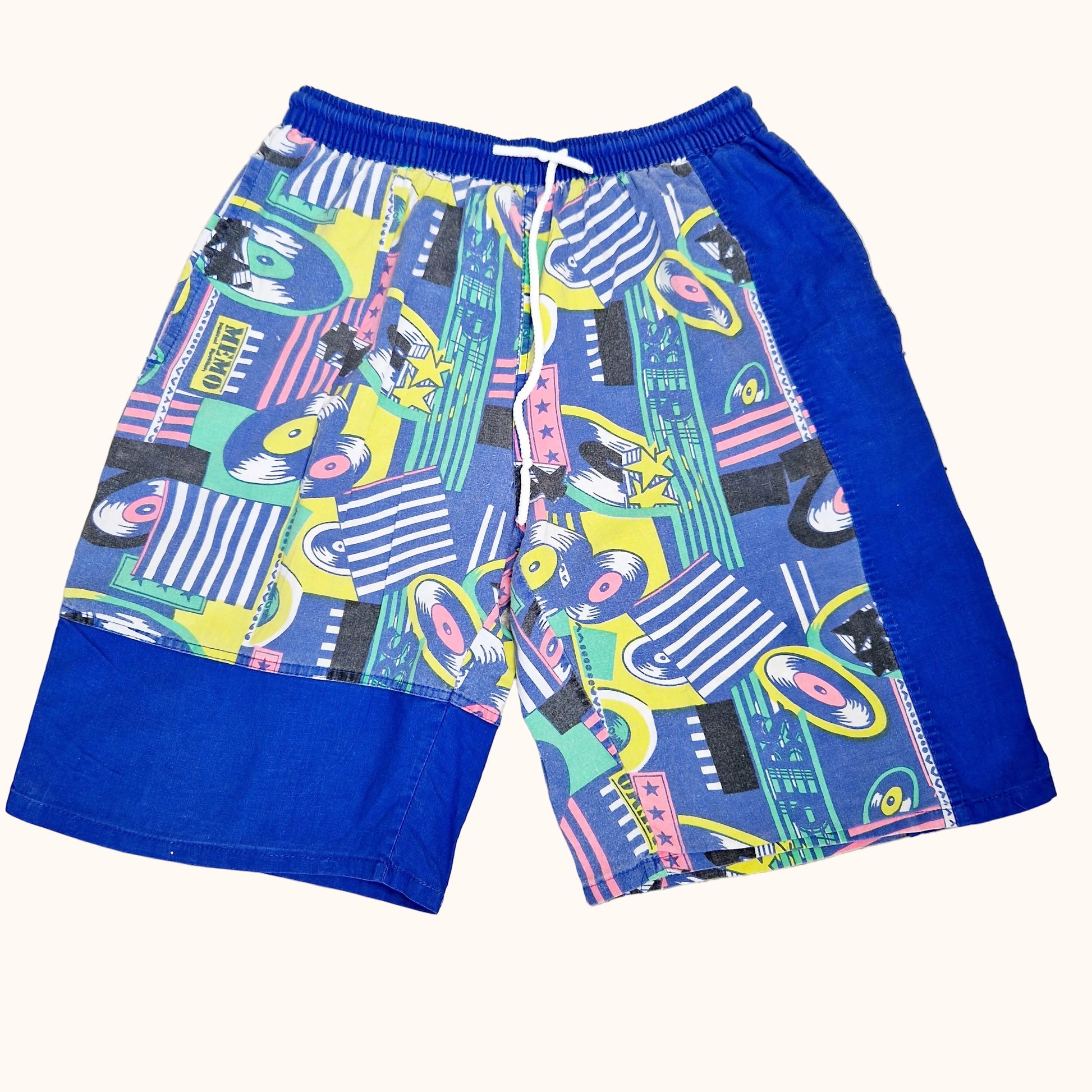 Einzigartige und nachhaltive Vintage Badehose mit Schallplatten. Unique and sustainable vintage swimming trunks with records. Front.