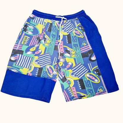 Einzigartige und nachhaltive Vintage Badehose mit Schallplatten. Unique and sustainable vintage swimming trunks with records. Front.