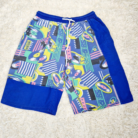 Einzigartige und nachhaltive Vintage Badehose mit Schallplatten. Unique and sustainable vintage swimming trunks with records. Front.