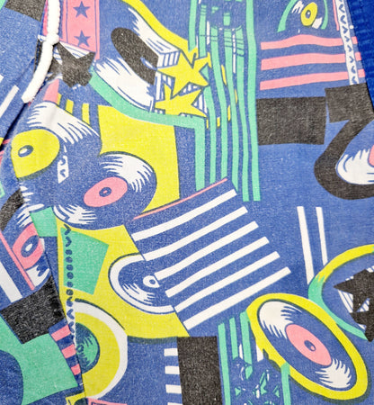 Einzigartige und nachhaltive Vintage Badehose mit Schallplatten. Unique and sustainable vintage swimming trunks with records. Close-up.
