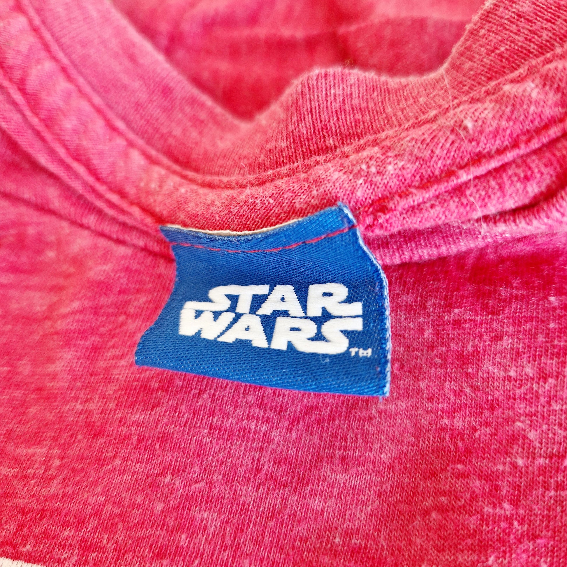 Einzigartiges und nachhaltiges Vintage T-Shirt in rot mit Star Wars. Unique and sustainable vintage t-shirt in red with star wars. Tag.