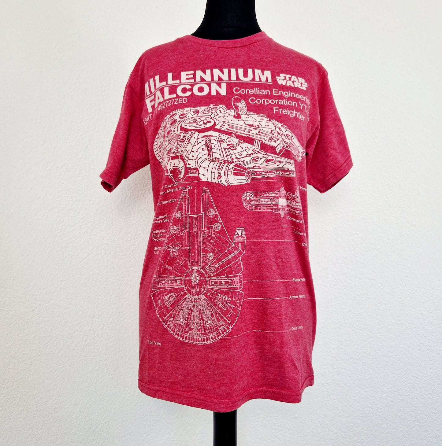 Einzigartiges und nachhaltiges Vintage T-Shirt in rot mit Star Wars. Unique and sustainable vintage t-shirt in red with star wars. Front.