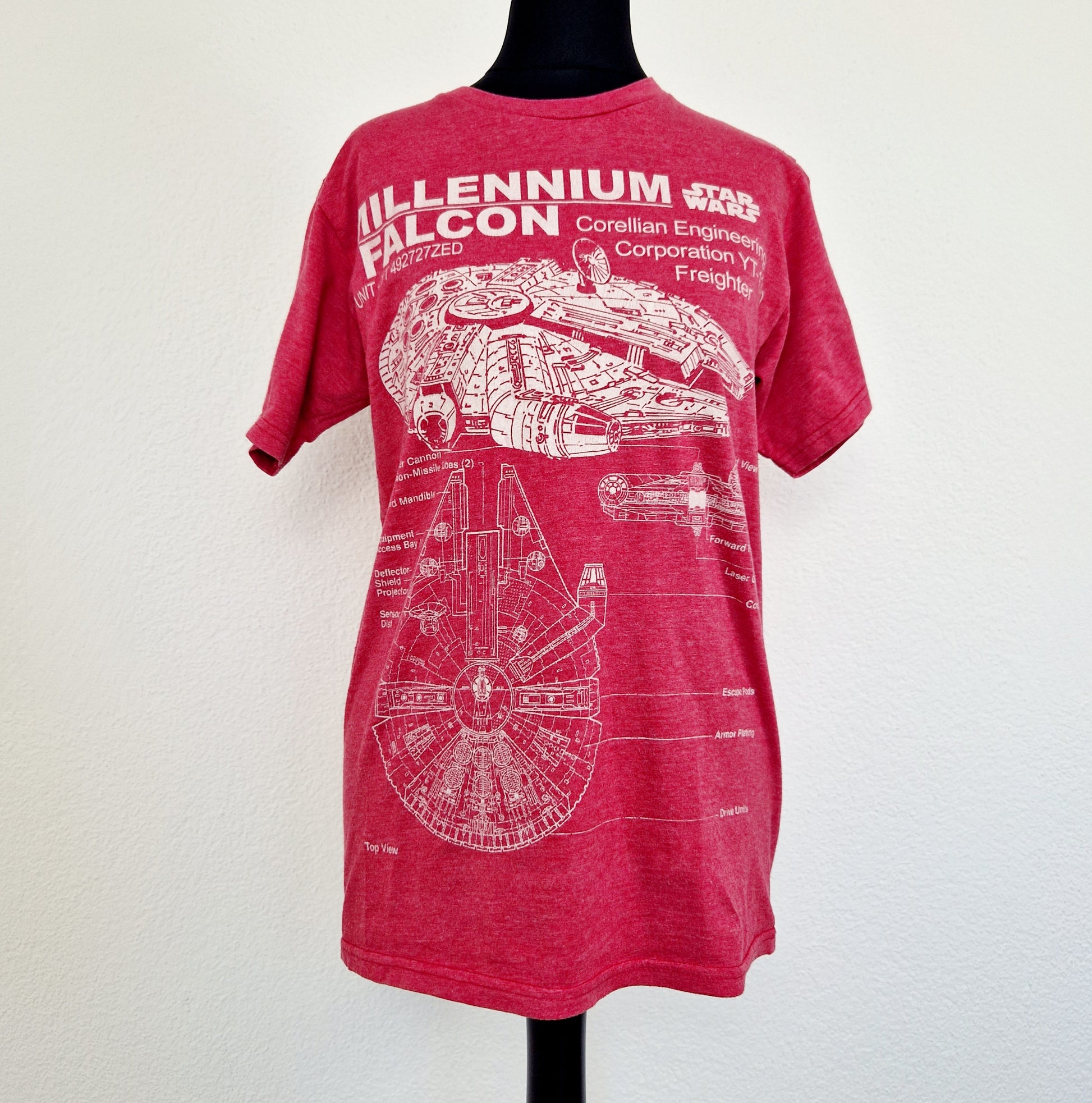 Einzigartiges und nachhaltiges Vintage T-Shirt in rot mit Star Wars. Unique and sustainable vintage t-shirt in red with star wars. Front.