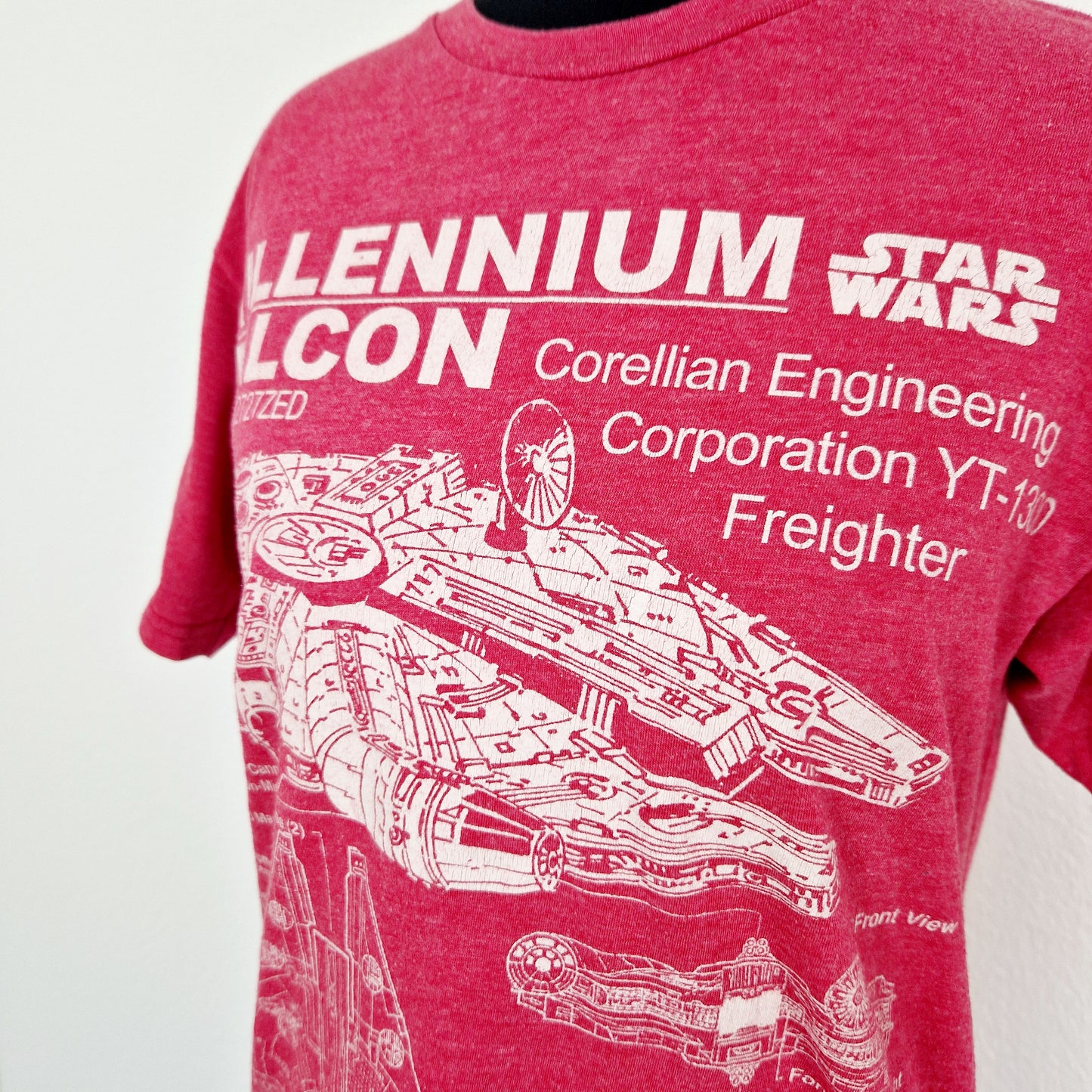 Einzigartiges und nachhaltiges Vintage T-Shirt in rot mit Star Wars. Unique and sustainable vintage t-shirt in red with star wars. Close-up.
