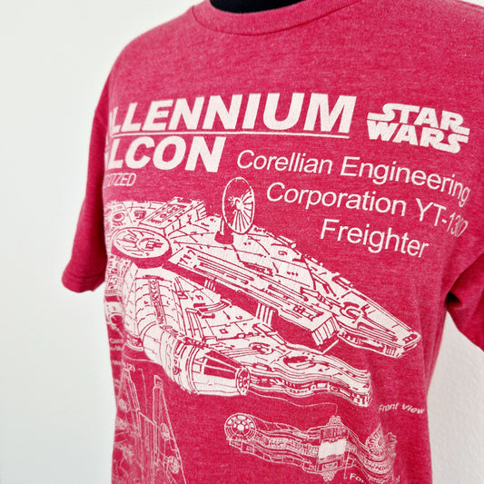 Einzigartiges und nachhaltiges Vintage T-Shirt in rot mit Star Wars. Unique and sustainable vintage t-shirt in red with star wars. Close-up.