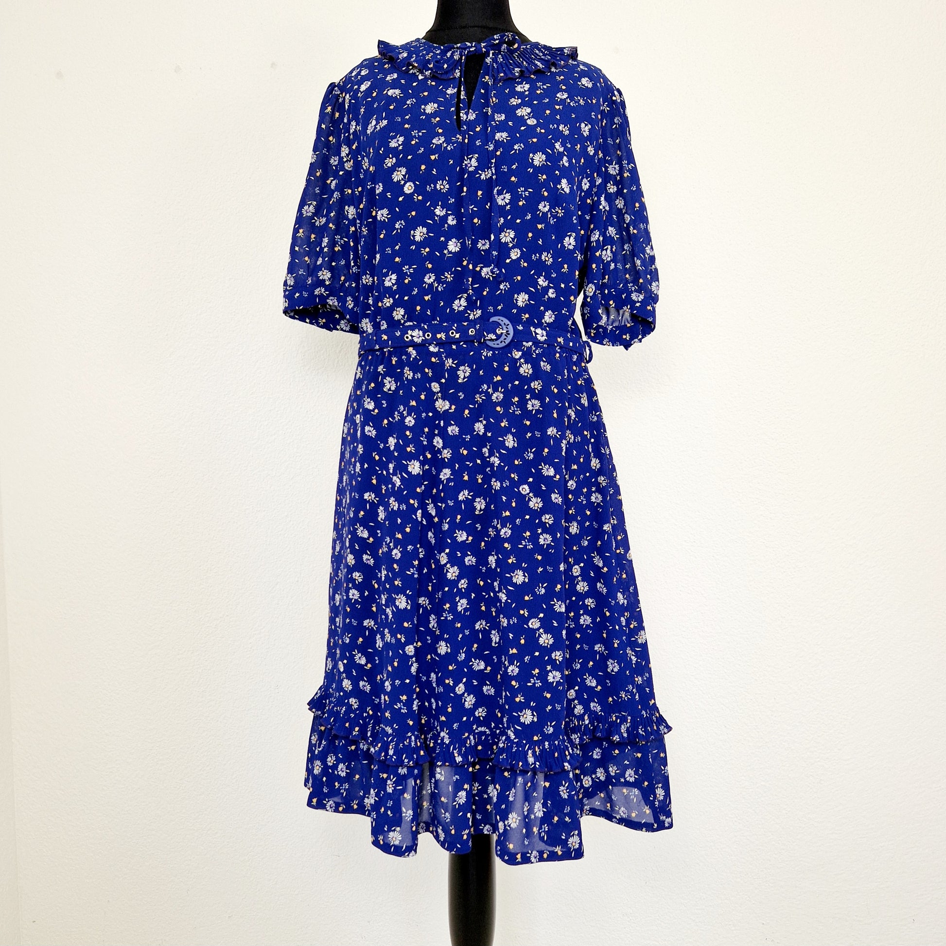 Einzigartiges und nachhaltiges Vintage Kleid in Blau mit Blumen. Unique and sustainable vintage dress in blue with flowers. Front.