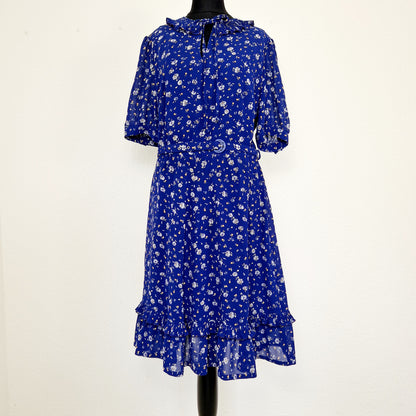 Einzigartiges und nachhaltiges Vintage Kleid in Blau mit Blumen. Unique and sustainable vintage dress in blue with flowers. Front.
