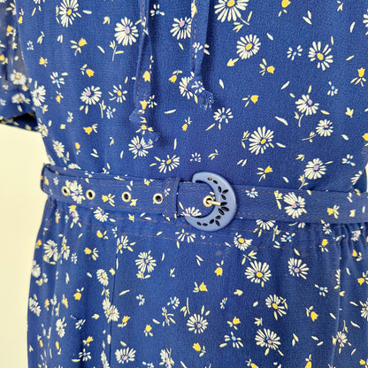 Einzigartiges und nachhaltiges Vintage Kleid in Blau mit Blumen. Unique and sustainable vintage dress in blue with flowers. Close-up.