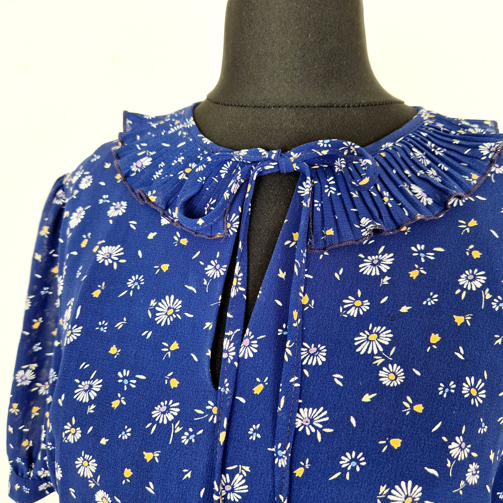 Einzigartiges und nachhaltiges Vintage Kleid in Blau mit Blumen. Unique and sustainable vintage dress in blue with flowers. Collar.