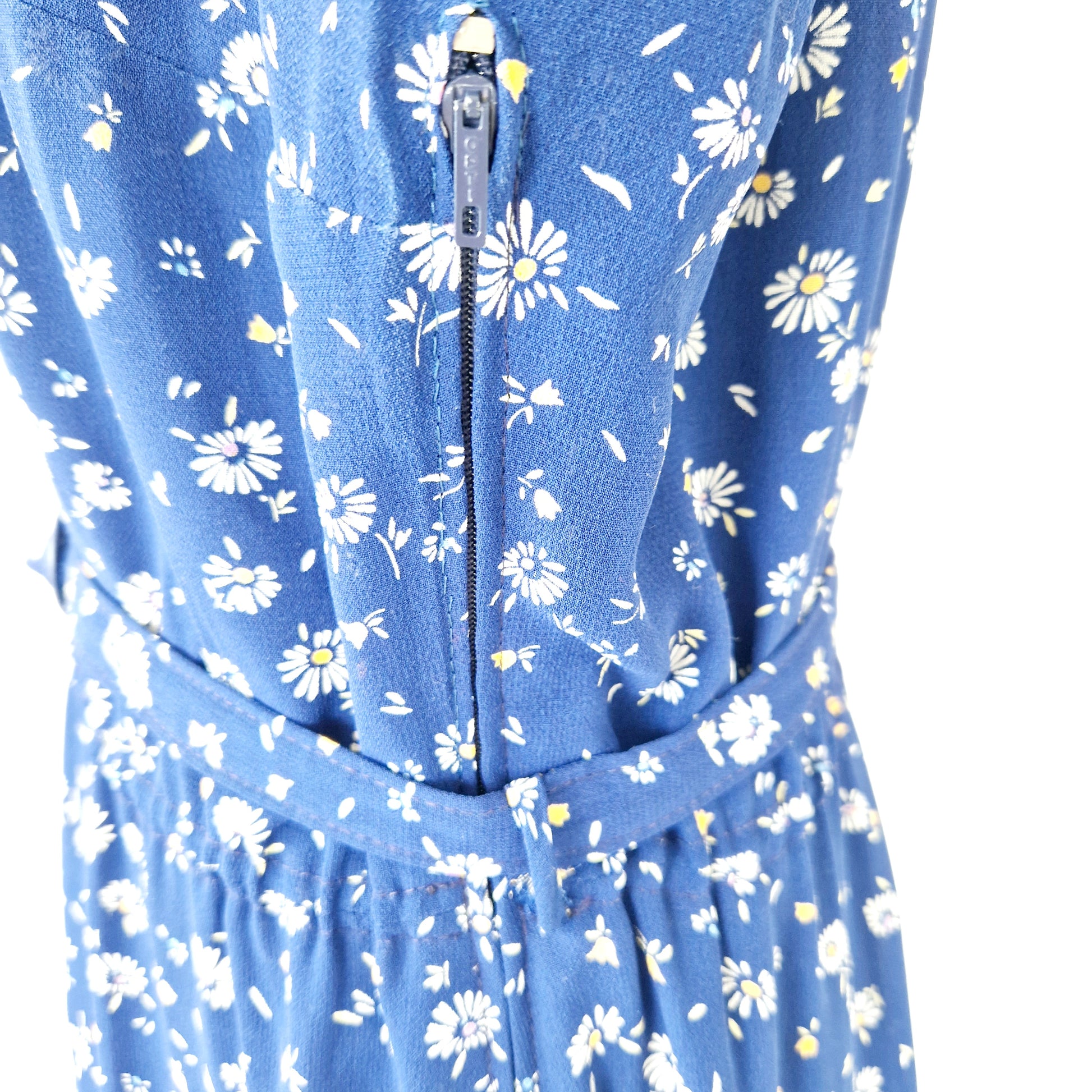 Einzigartiges und nachhaltiges Vintage Kleid in Blau mit Blumen. Unique and sustainable vintage dress in blue with flowers. Zipper.