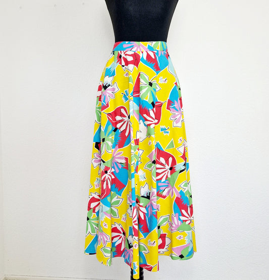 Einzigartiger und nachhaltiger Vintage Rock in gelb-türkis-lila. Unique and sustainable vintage skirt in  yellow-turquoise-purple. Front.