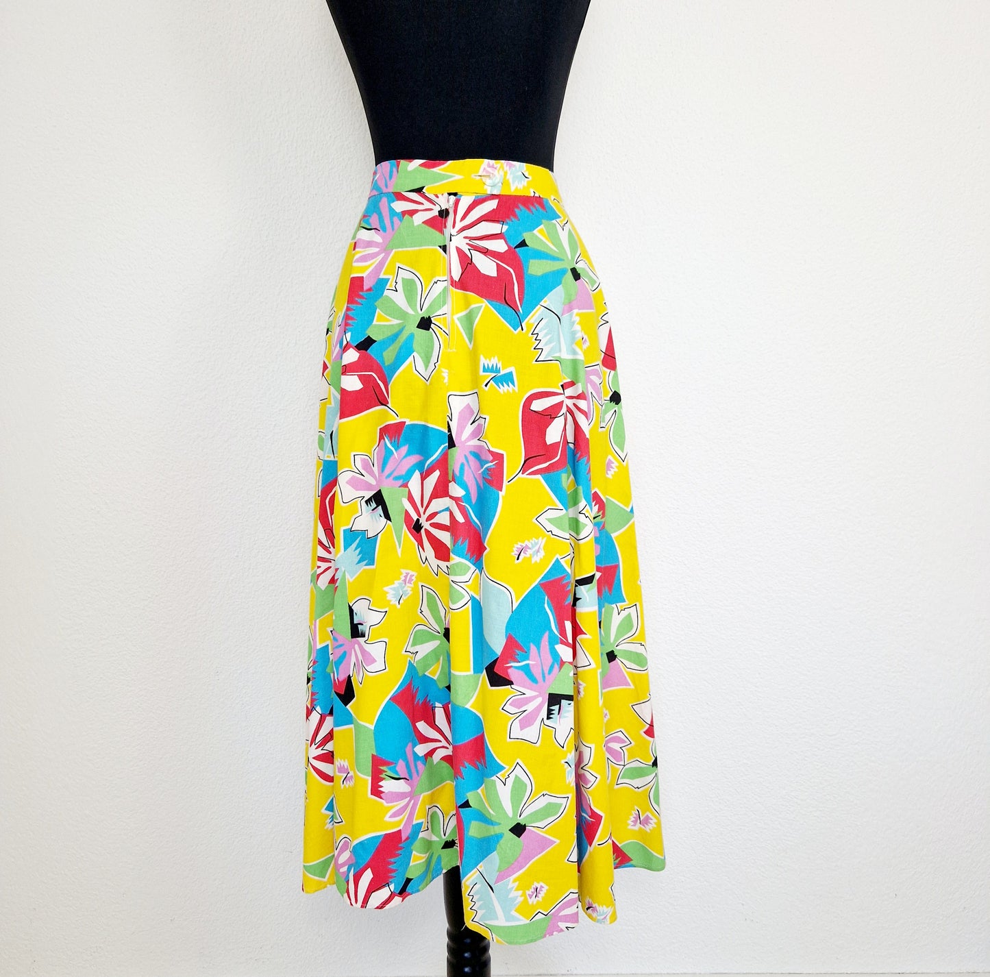 Einzigartiger und nachhaltiger Vintage Rock in gelb-türkis-lila. Unique and sustainable vintage skirt in yellow-turquoise-purple. Back.
