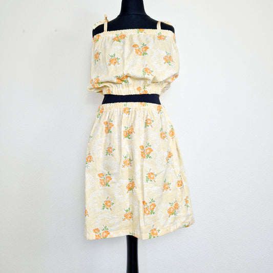 Einzigartiges und nachhaltiges Vintage Set, Rock und Top, in gelb-orange-grün mit Blumen. Unique and sustainable vintage set, skirt and top, in yellow-orange-green with flowers. Front.