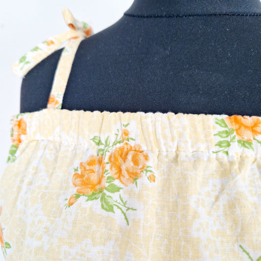 Einzigartiges und nachhaltiges Vintage Set, Rock und Top, in gelb-orange-grün mit Blumen. Unique and sustainable vintage set, skirt and top, in yellow-orange-green with flowers. Close-up.