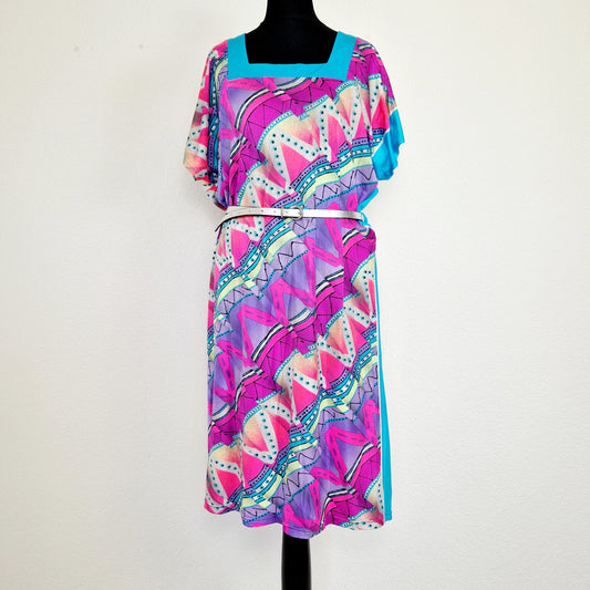 Einzigartiges und nachhaltiges Vintage Kleid in pink mit Zickzack. Unique and sustainable vintage dress in pink with zigzag. Front.