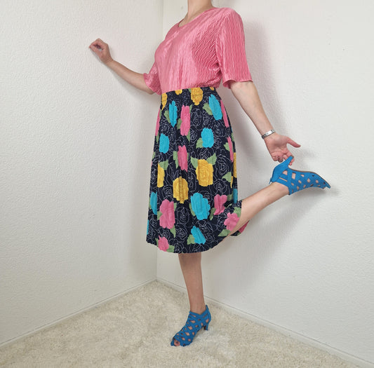 Einzigartiger und nachhaltiger Vintage Rock in dunkelblau-pink-gelb mit Blumen. Unique and sustainable vintage skirt in dark blue-pink-yellow with flowers. Model.