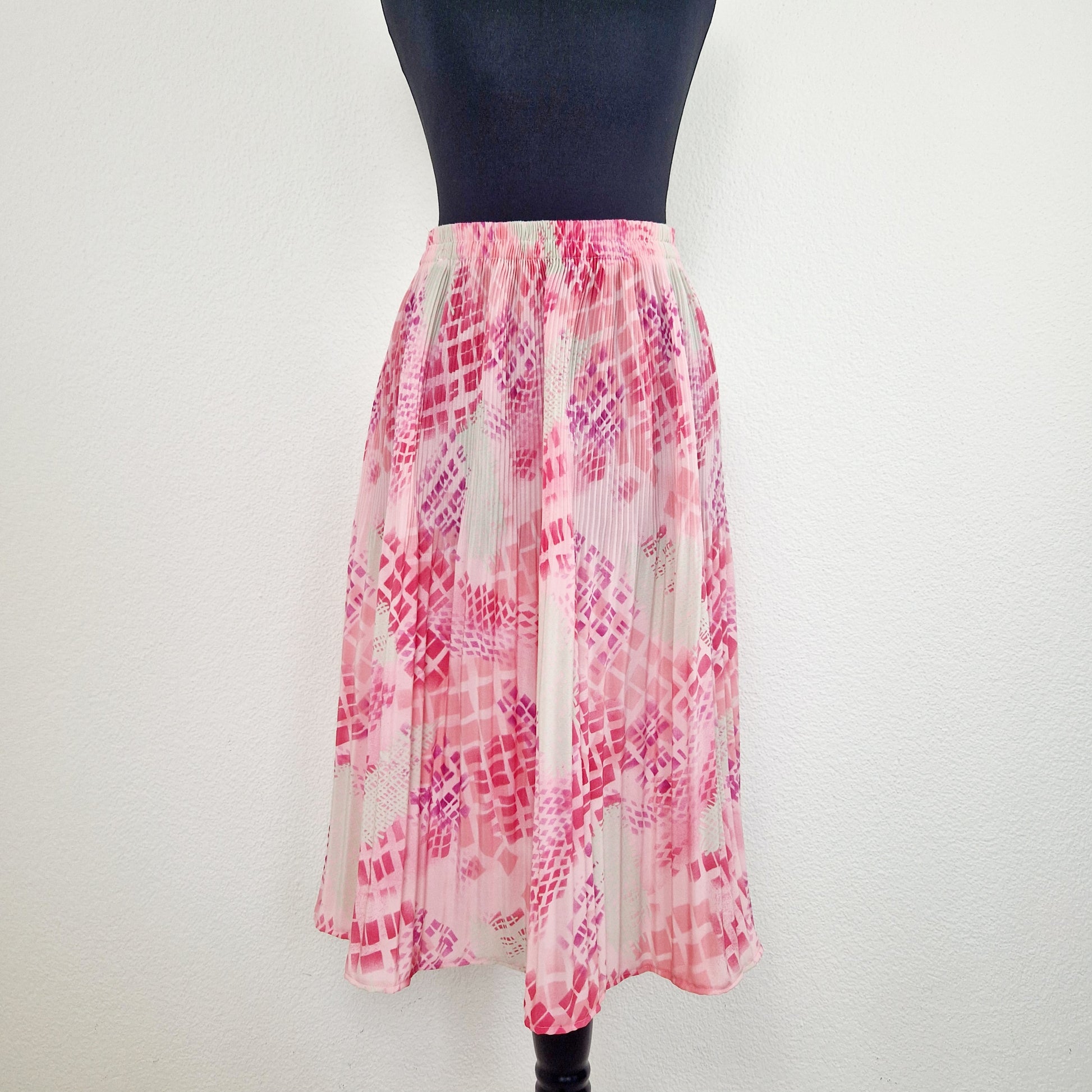 Einzigartiger und nachhaltiger Vintage Rock in pink-weiss. Unique and sustainable vintage skirt in pink-white. Front.