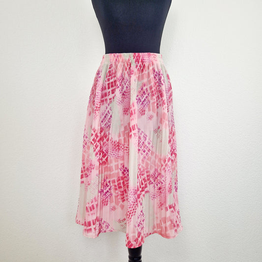 Einzigartiger und nachhaltiger Vintage Rock in pink-weiss. Unique and sustainable vintage skirt in pink-white. Front.