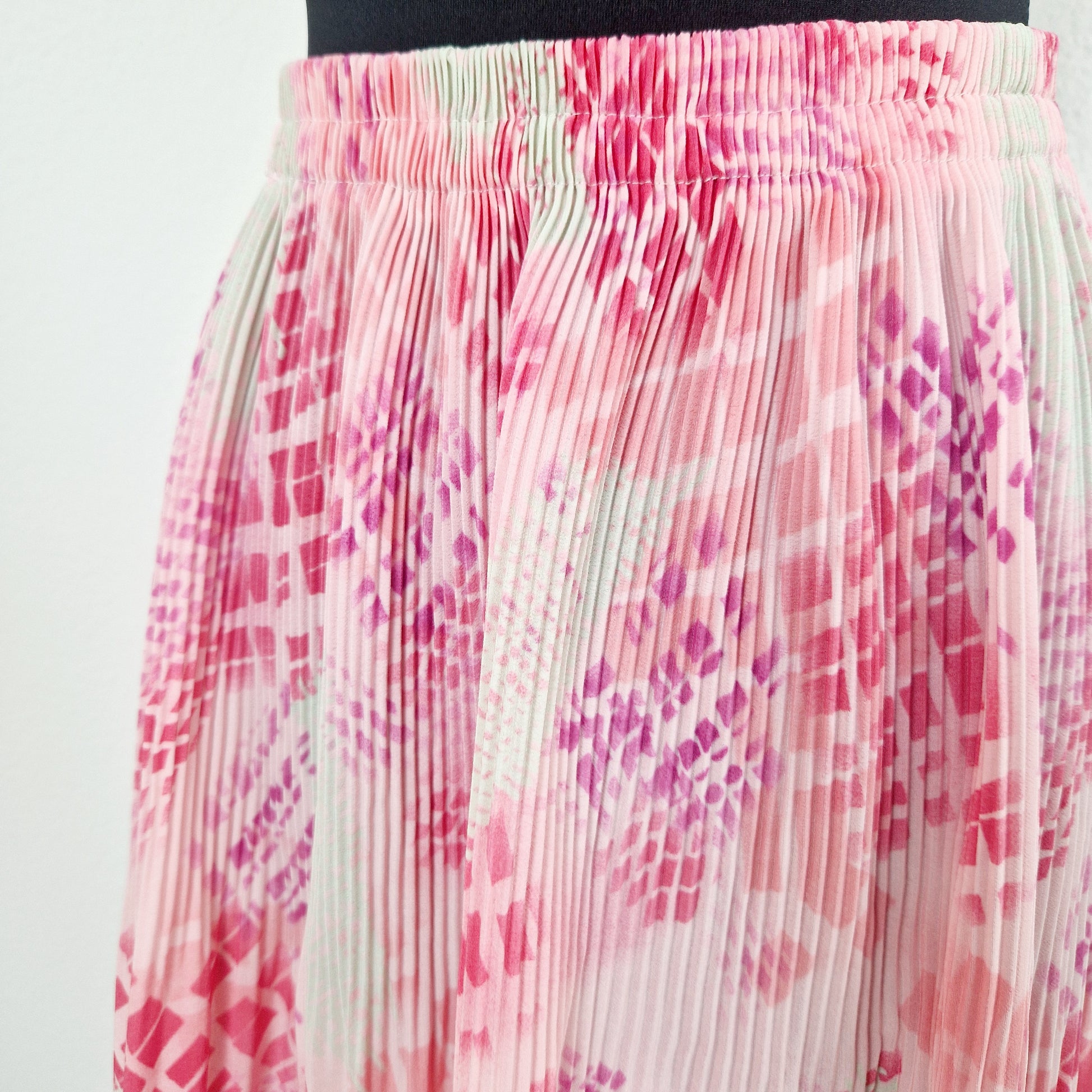 Einzigartiger und nachhaltiger Vintage Rock in pink-weiss. Unique and sustainable vintage skirt in pink-white. Close-up.