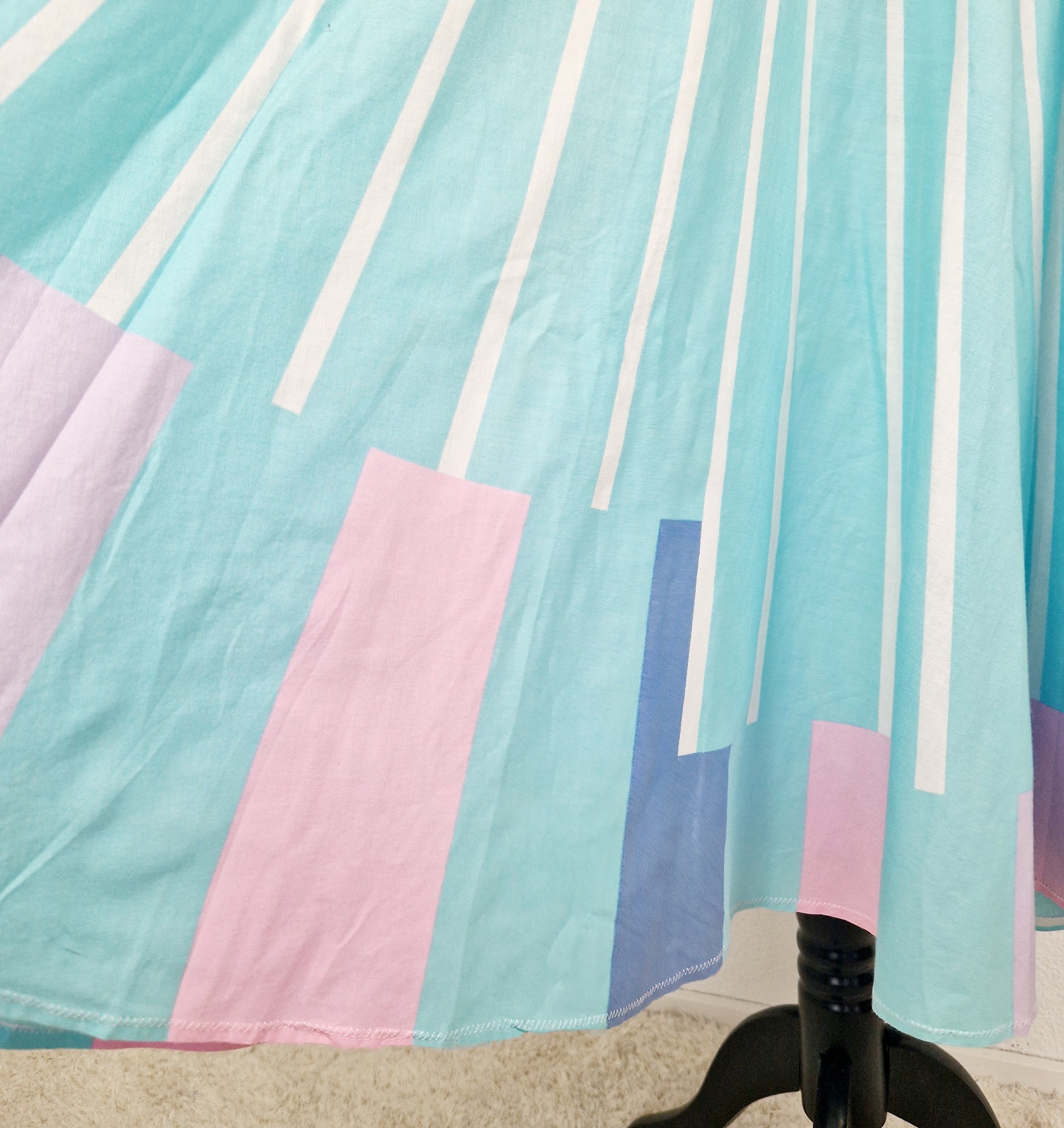 Einzigartiger und nachhaltiger Vintage Rock in türkis-weiss-rosa mit Streifen. Unique and sustainable vintage skirt in turquoise-white-pink with stripes. Close-up.