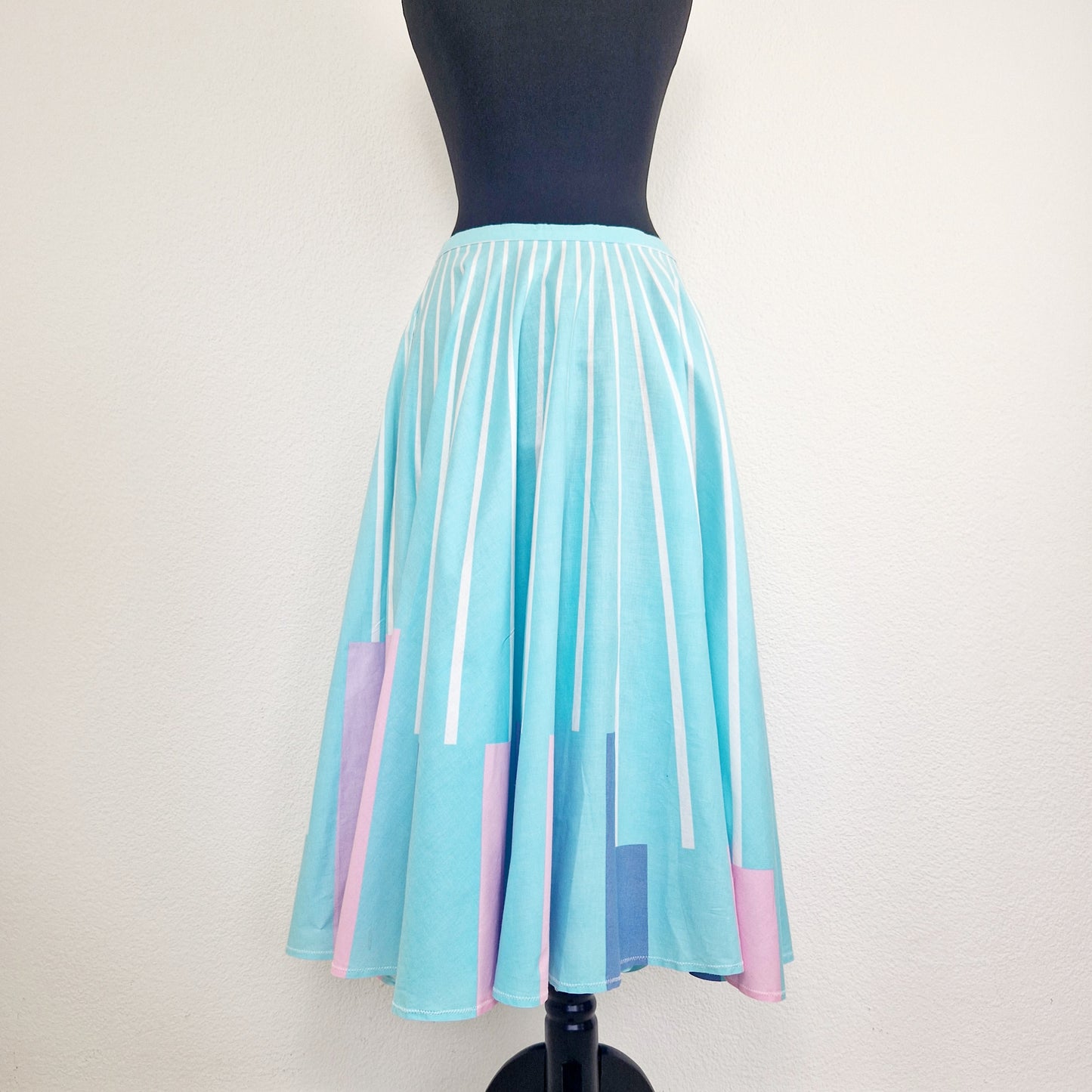 Einzigartiger und nachhaltiger Vintage Rock in türkis-weiss-rosa mit Streifen. Unique and sustainable vintage skirt in turquoise-white-pink with stripes. Front.