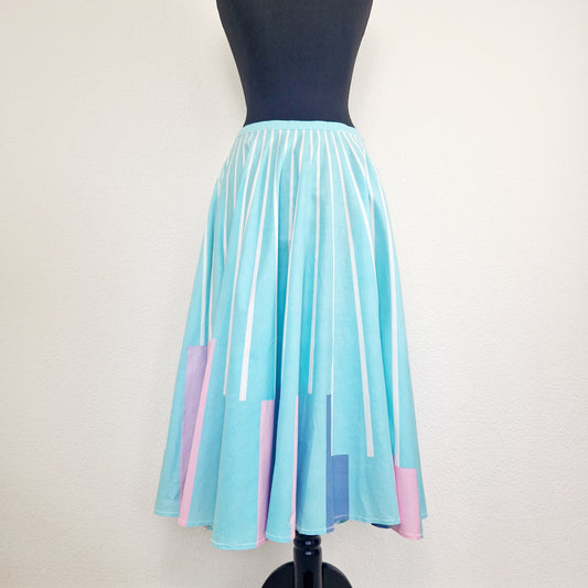 Einzigartiger und nachhaltiger Vintage Rock in türkis-weiss-rosa mit Streifen. Unique and sustainable vintage skirt in turquoise-white-pink with stripes. Front.