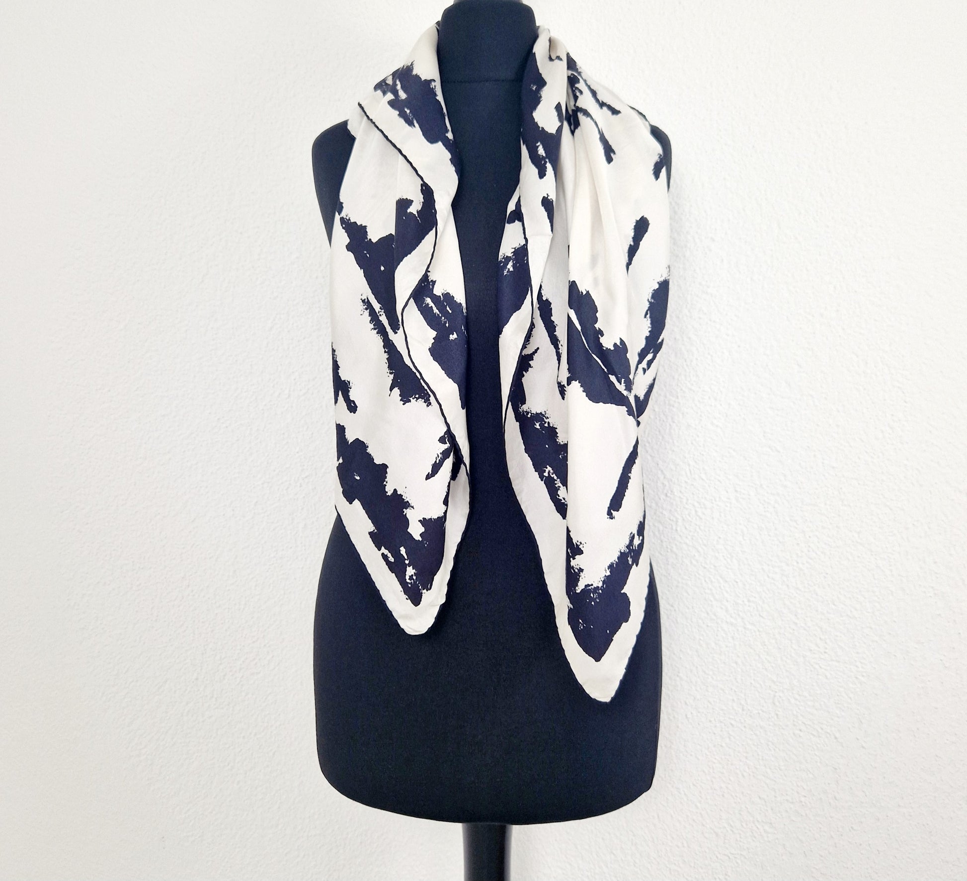 Einzigartiger und nachhaltiger Vintage Schal in schwarz-weiss. Unique and sustainable vintage scarf in black and white. Front 2.