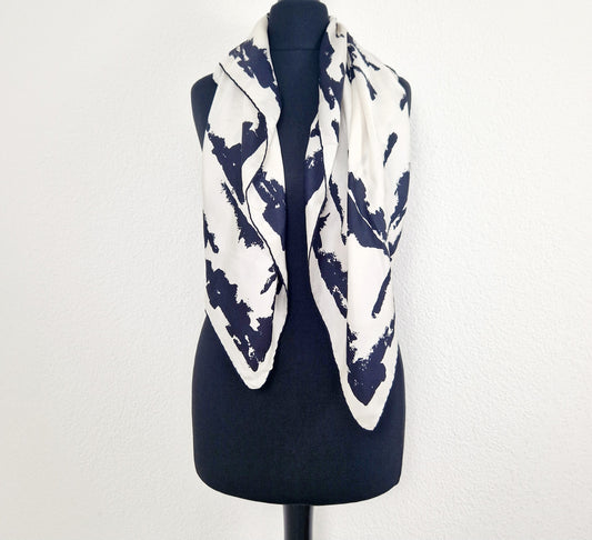 Einzigartiger und nachhaltiger Vintage Schal in schwarz-weiss. Unique and sustainable vintage scarf in black and white. Front 2.