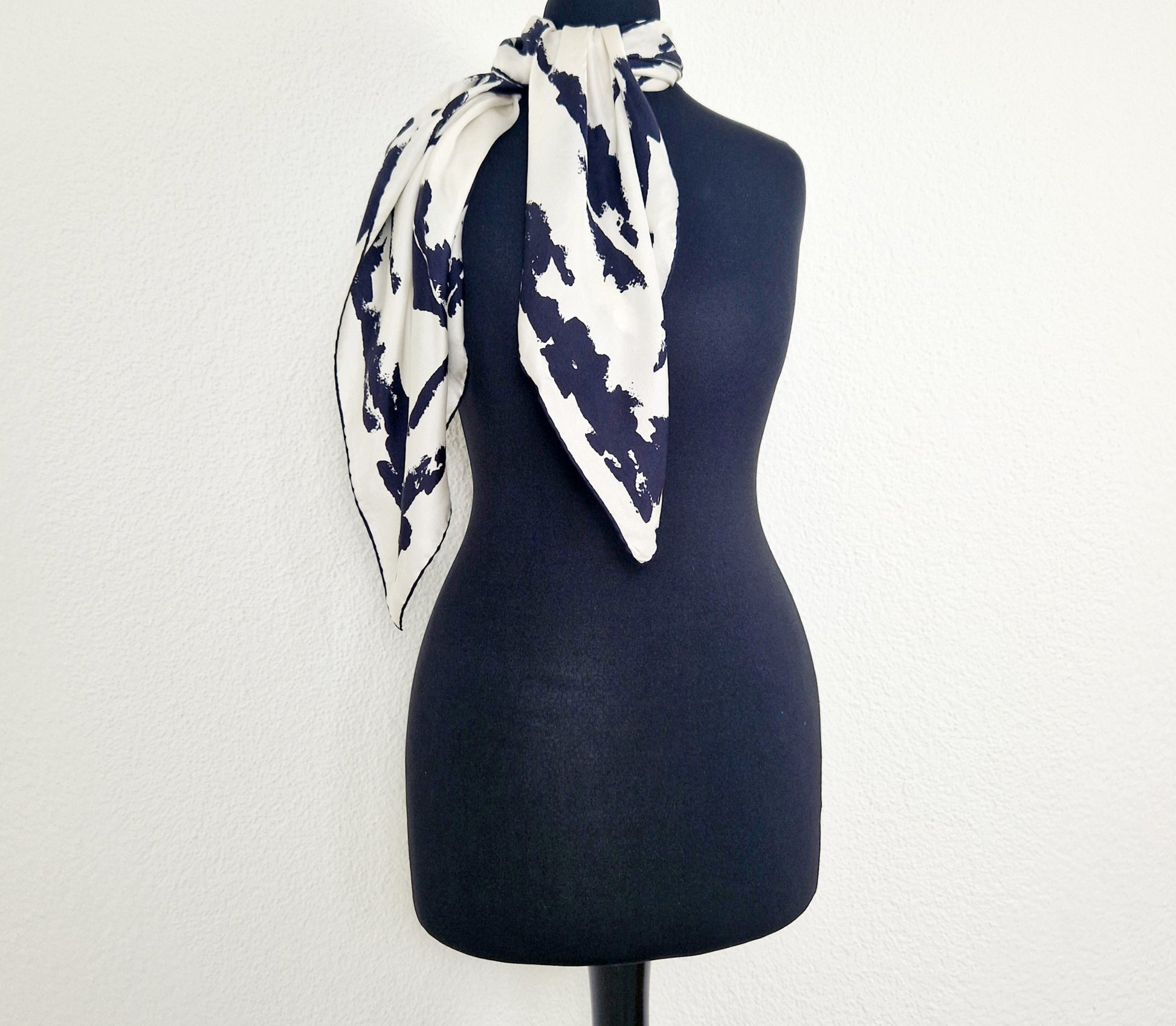 Einzigartiger und nachhaltiger Vintage Schal in schwarz-weiss. Unique and sustainable vintage scarf in black and white. Front.
