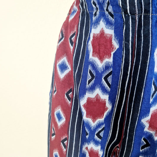 Einzigartige und nachhaltige Vintage Shorts in blau-bordeau mit Tribal. Unique and sustainable vintage shorts in blue-bordeaux with tribal. Close-up.