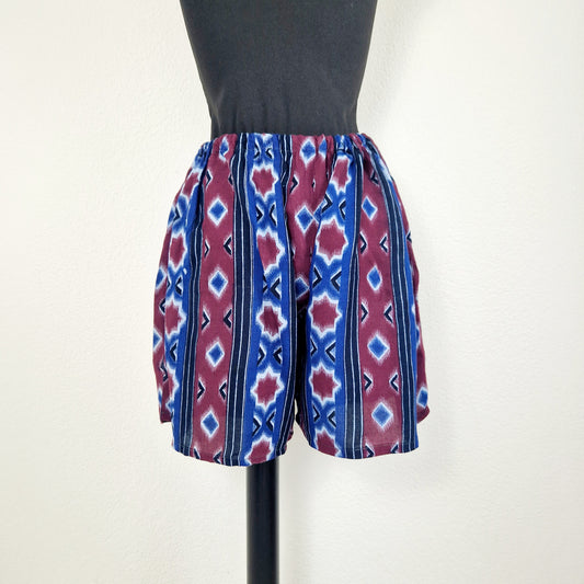 Einzigartige und nachhaltige Vintage Shorts in blau-bordeau mit Tribal. Unique and sustainable vintage shorts in blue-bordeaux with tribal. Front.