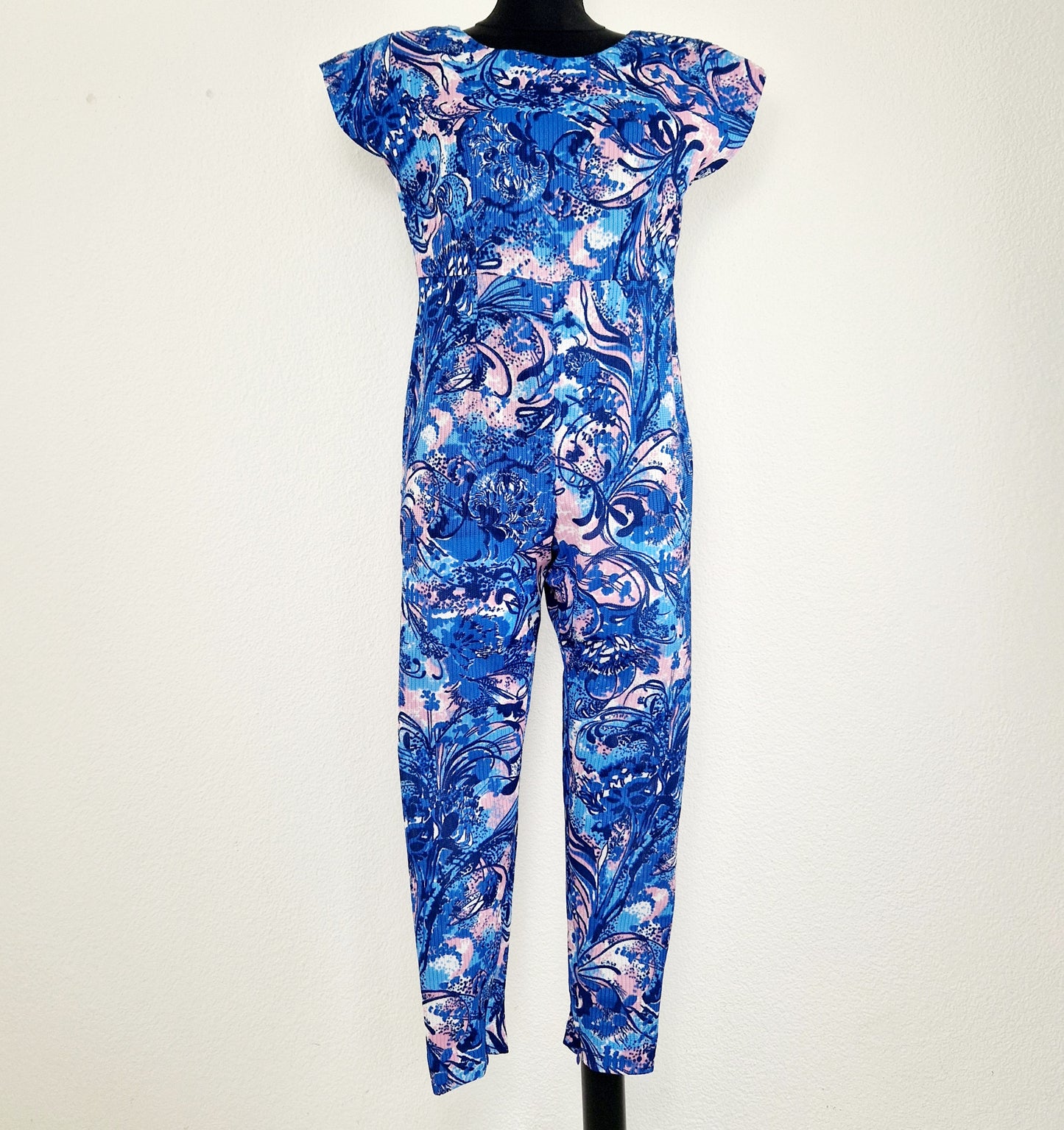Einzigartiger und nachhaltiger Vintage Jumpsuit in blau-pink. Unique and sustainable vintage jumpsuit in blue-pink. Front.