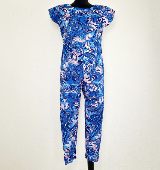 Einzigartiger und nachhaltiger Vintage Jumpsuit in blau-pink. Unique and sustainable vintage jumpsuit in blue-pink. Front.