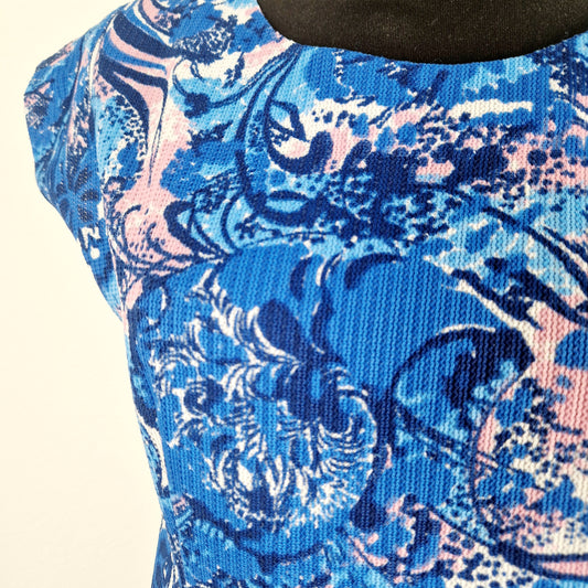 Einzigartiger und nachhaltiger Vintage Jumpsuit in blau-pink. Unique and sustainable vintage jumpsuit in blue-pink. Close-up.